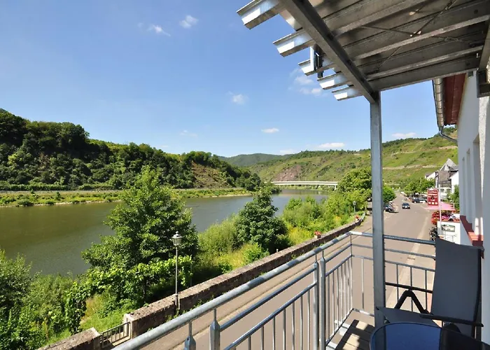 Gaestezimmer Im Weingut Amlinger&sohn 住宿加早餐酒店 Neef